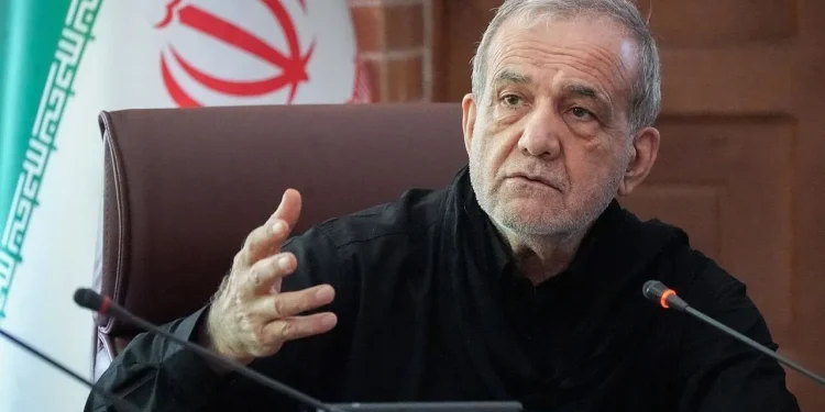 پزشکیان: در مواردی برخی تحلیل‌ها و مواضع مطرح‌شده در رسانه ملی، منطبق با سیاست‌ها و رویکردهای دولت نیست و این مسئله موجب شکل‌گیری انتظارات غیرواقعی و در نتیجه نارضایتی عمومی می‌شود / برخی گروه‌ها بیش از آنکه در میدان حل مسائل کشور حضور داشته باشند، در عرصه تخریب و اتهام‌زنی فعال هستند/ ادعای اینکه من با تهدید به استعفا موجب تغییر تصمیمات نهادهای عالی کشور شده باشد، صحت ندارد