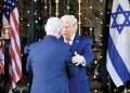 وب‌سایت «زتیو» به نقل از منابع آگاه: ترامپ به شدت از نتانیاهو عصبانی است؛ او گفته که دولت اسرائیل سعی دارد او را فریب دهد تا دوباره جنگی تمام عیار با ایران راه بیندازد/ رئیس‌جمهور آمریکا به شدت در این باره فحش می‌دهد/ در حال حاضر، او قطعاً از اسرائیلی‌ها بیشتر از ایرانی‌ها عصبانی است/ حملات مداوم به لبنان، ترامپ را بیش از پیش به سمت مخالف فشارهای تل‌آویو سوق داده