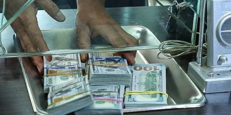مشاور ارزی بانک مرکزی: ذخایر ارزی بانک مرکزی ۴.۵ میلیارد دلار افزایش یافت / با افزایش صادرات نفت و فراهم شدن برخی گشایش‌های ارزی، بانک مرکزی از امروز روند افزایش تخصیص ارز به بخش صنعت را آغاز کرده؛ تنها امروز حدود دو میلیارد دلار به مصارف این بخش اختصاص یافته