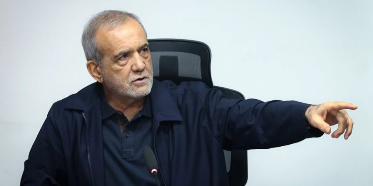 پزشکیان: مایه تأسف است افرادی که با هدف صیانت از منافع ملی در حال انجام وظیفه هستند، با برچسب خیانت یا وطن‌فروشی مواجه شوند