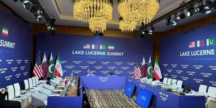تسنیم به نقل از یک منبع نزدیک به تیم مذاکرهکننده: هیئت مذاکرهکننده ایرانی در اعتراض به تهدیدات ترامپ محل مذاکره را ترک کرد