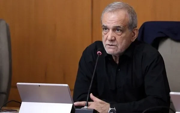 پزشکیان: در صورت تحقق تفاهمنامه، بسیاری از مشکلات منطقه کاهش مییابد / سفرم به پاکستان با هدف پیگیری ادامه مسیری انجام میشود که باید تمام بندهای تفاهمنامه به مرحله اجرا برسد / تلاشی که از سوی پاکستان صورت گرفت به گونهای بود که شاید دغدغه آنها برای به سرانجام رسیدن توافق و برقراری صلح در منطقه بیش از دغدغه ما بود