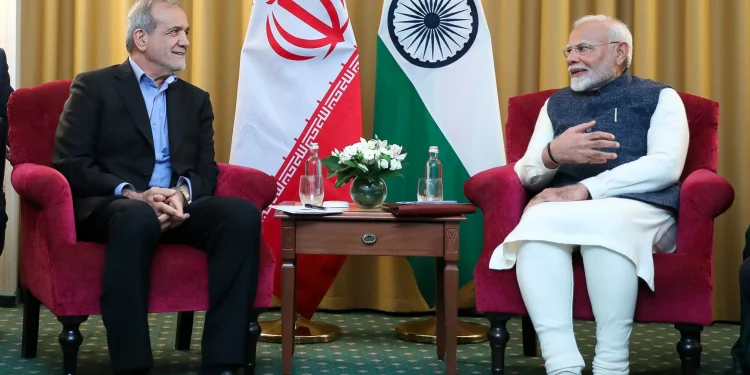 گفتگوی تلفنی رئیس جمهور ایران و نخست وزیر هند؛ پزشکیان: ایران به تعهدات خود [در توافق با امریکا] پایبند است؛ امیدواریم طرف مقابل نیز با حسن نیت و مسئولیت‌پذیری به مفاد توافق عمل کند/ جامعه بین‌المللی باید در جهت تثبیت این روند تلاش کند/ نارندرا مودی: همه کشور‌ها نباید از هیچ تلاشی برای تحقق امنیت و آرامش در منطقه غرب آسیا دریغ کنند