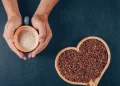 آیا بیماران قلبی می‌توانند با خیال راحت قهوه بدون کافئین بنوشند؟