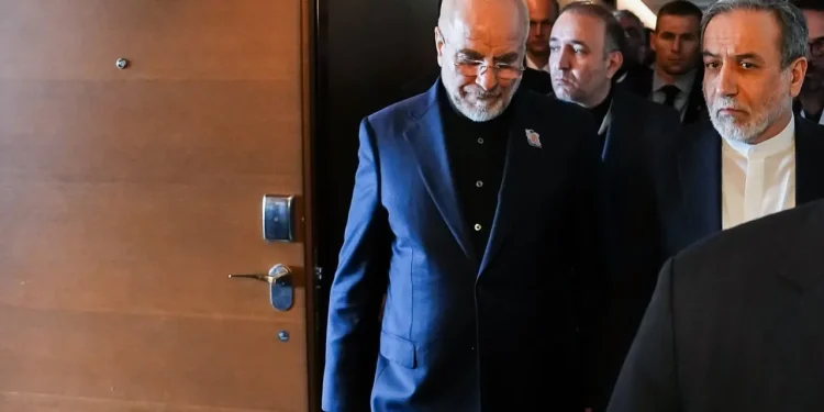 قالیباف: دیدم در برنامه [صداوسیما] اعلام شد که کاش فرودگاه مهرآباد را می‌بستند تا تیم مذاکره‌کننده به سوئیس نرود؛ اگر نمی‌رفتیم، هر لحظه خون بیشتری در لبنان ریخته می‌شد/ هم‌زمان با امضای تفاهم‌نامه، محاصره رفع شد؛ اگر می‌خواستیم با روش نظامی این کار را انجام دهیم، طبیعتاً جنگ بود و آسیب به‌دنبال داشت/ توافق کردیم یک خط تلفنی برقرار شود تا در دوره ۳۰ روزه، با سرعت بیشتری مشکلات را حل کنیم