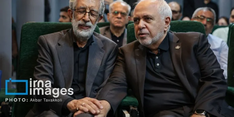 تصویری از ظریف و حداد عادل در رونمایی از کتاب یادنامه شهید «سیدکمال خرازی»
