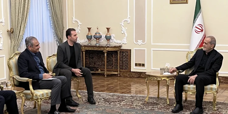 پزشکیان در دیدار با وزیر کشور پاکستان: از رویکرد برادرانه، مسئولانه و متعهدانه دولت پاکستان برای تلاشهای دیپلماتیک منجر به توافق آتشبس و نقش سازنده و مؤثر پاکستان در کمک به تثبیت نتایج حاصل از مذاکرات قدردانی میکنم / نقوی: از نقش راهبردی و هوشمندانه رهبر در حمایت از روندهای دیپلماتیک و کمک به پایان یافتن بحران تقدیر میکنم