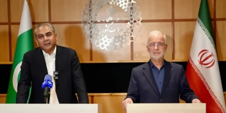 مومنی، وزیر کشور: وزیر کشور پاکستان در سفر تهران، حامل پیام‌هایی بود/ به سمت خوبی در حال حرکت هستیم/ محسن نقوی: عراقچی نقطه نظر‌های بسیار وسیعی دارد و مسیری که برای مذاکرات انتخاب کرده و آن را به سمت جلو پیش می‌برد، خوب است