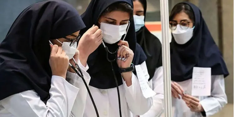 معاون وزیر بهداشت: ۶۰ درصد پذیرفته‌شدگان رشته‌های پزشکی، سهمیه‌ای هستند/ سهمیه ۳۰ درصدی هدایت آموزشی و ۲۵ و ۵ درصدی ایثارگران می‌تواند سهم قابل توجهی از ظرفیت پذیرش را شامل شود/ اکنون حدود بیش از ۳۰ نوع سهمیه در نظام پذیرش دانشجو وجود دارد/ اصلاح سهمیه‌ها به کنکور امسال نمی‌رسد