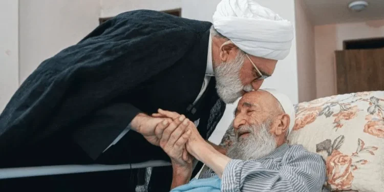 مروی به نمایندگی از رهبر انقلاب، از راشد یزدی عیادت کرد