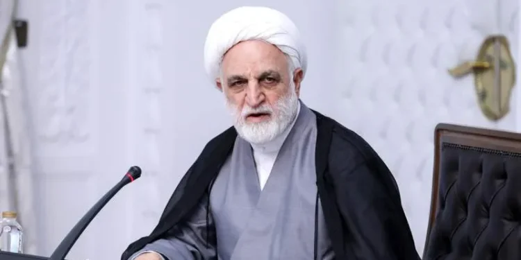 رئیس قوه قضاییه: برخی افراد با بیتوجهی سخنانی بر زبان میرانند که دشمن را خیالاتی میکند / گاهی برخی افراد از روی غفلت حرفهایی میزنند که بدونتردید این حرفها دشمن را خوشحال میکند / نکند آنجا که نظر ما منطبق با نظر ولیفقیه است، بر آن نظر، اصرار ورزیم و آنجا که امرِ ولیفقیه را قبول نداریم، جور دیگری رفتار کنیم