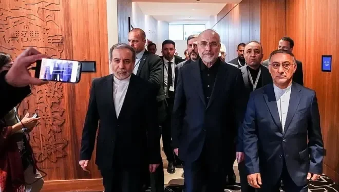 دستاورد بی سابقه تیم مذاکرهکننده ایران / تحریمهای اولیه و ثانویه نفتی تعلیق شدند؛ تهران میتواند برای نخستین بار پول نفت را، آن هم به دلار دریافت کند