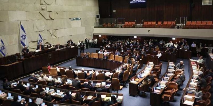 نخستین نظرسنجی انتخاباتی در اسرائیل پس از تفاهم‌نامه میان آمریکا و ایران: ائتلاف حاکم به ۴۹ کرسی سقوط کرده