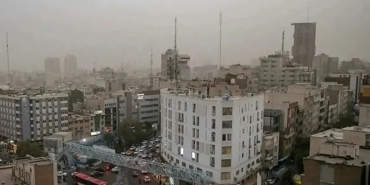 هواشناسی درباره وضعیت جوی شهر‌ها در روز تشییع رهبر شهید: افزایش دما و وزش باد‌های شدید موقتی در پایتخت، طوفان گرد و خاک در قم و رگبار پراکنده باران در مشهد