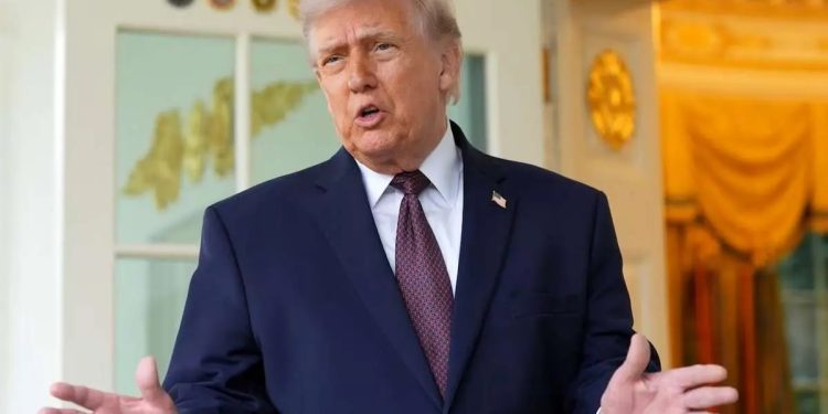ترامپ: برخی می‌گفتند شما نباید اجازه دهید ایران هیچ موشکی داشته باشد؛ آیا باید اجازه دهم عربستان موشک داشته باشد، اما آنها نداشته باشند؟ کار‌ها این‌طور پیش نمی‌رود / موشک‌ها فقط به یک نقطهٔ کوچک آسیب می‌زنند، اما کرهٔ زمین را نابود نمی‌کنند