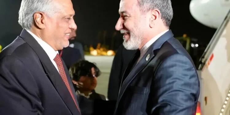 گفتگوی تلفنی عراقچی با وزیر خارجه پاکستان / دو طرف بر تداوم همکاری ها و رایزنی های نزدیک با هدف برقراری دائمی صلح و ثبات در منطقه تاکید کردند