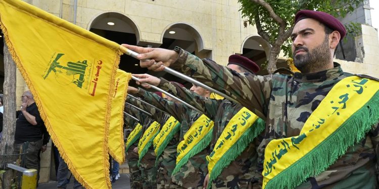 رویترز به نقل از یک مسئول در حزبالله لبنان: ایران امضای توافق را به تعویق انداخت تا بر پایبندی اسرائیل به آتشبس در لبنان نظارت کند / حزبالله از زمان اعلام توافق ایران و آمریکا هیچ عملیات نظامی انجام نداده
