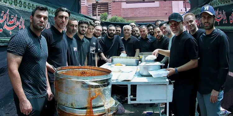 رحمتی، خدابنده‌لو و بازیکنان سابق سرخابی:/ حضور چهره‌های سرشناس فوتبال در عزاداری عاشورا (عکس)
