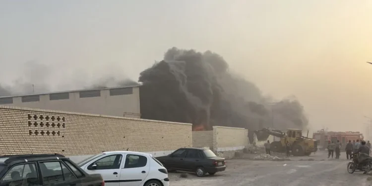 مدیریت بحران اصفهان: مهار آتشسوزی گسترده در واحد تولید تابلو فرش آران و بیدگل پس از چهار ساعت/ این حادثه هیچ تلفات یا مصدومی در پی نداشت
