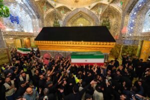 گزارش تصویری؛تشییع پیکر رهبر ایران در حرم حضرت علی (ع)