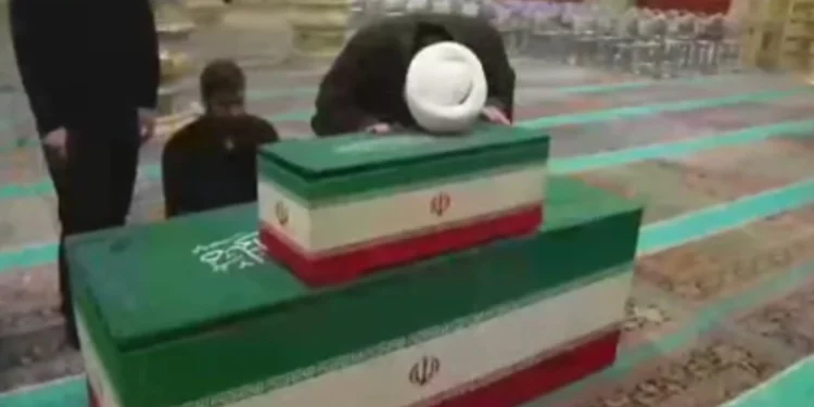 ببینید/ وداع داماد رهبر انقلاب با پیکر دختر ۱۴ ماهه خود، شهیده زهرا محمدی گلپایگانی