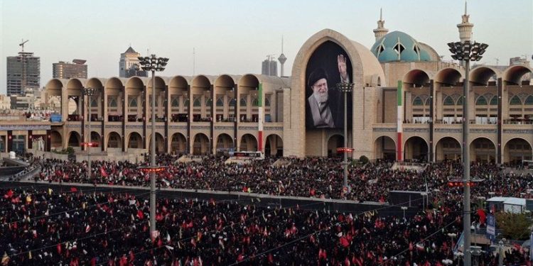 اقامه نماز توسط آیت‌الله سبحانی بر پیکر رهبر شهید ایران