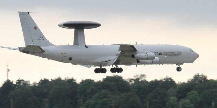 بوئینگ E-3B امریکا بر فراز عربستان کد اضطراری مخابره کرد