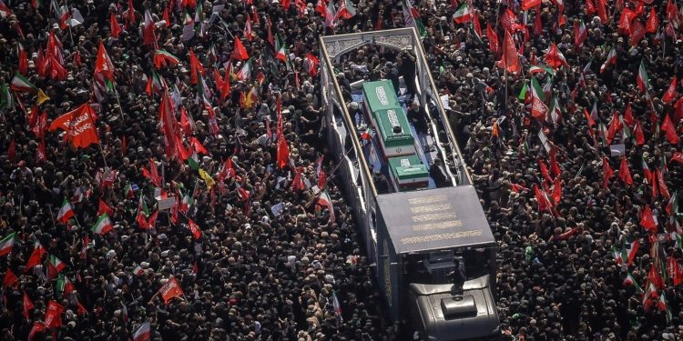 رویترز: ایران مراسم تشییع رهبر خود را تبدیل به یک «مانور اقتدار مردمی» کرد
