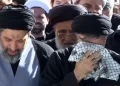 ببینید/ اشک‌های فرزندان رهبر شهید انقلاب در لحظات اقامه نماز بر پیکر پدر