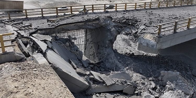 تصاویر تسنیم از خسارت حملات موشکی آمریکا به پل های بندر خمیر – هرمزگان
