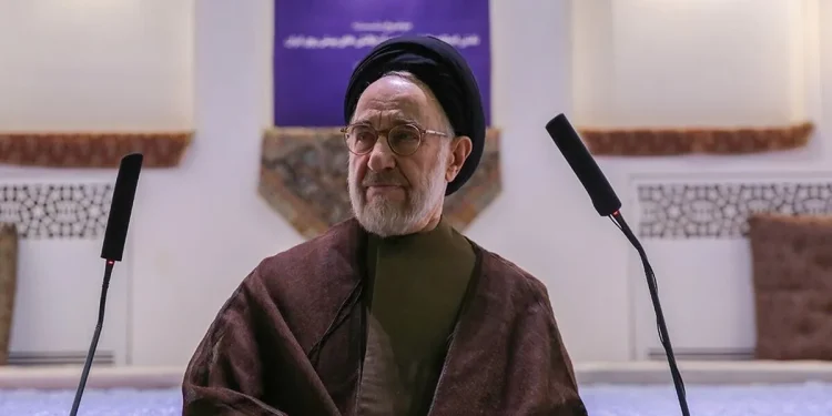 سیدمحمد خاتمی: صلح را خیانت دانستن و نام حسین(ع) را بهانه کردن برای توجیه و تحمیل خواسته های متوهمانه و تعرض به مذاکره و مذاکره کنندگان، خدمت به ایران و پاسداشت خون شهدا نیست / طرفداران جنگ در عمل همان راهی را می روند که اسرائیل میرود / با همه وجود طرفدار صلح شرافتمندانه ام