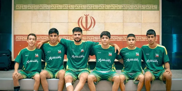 نوجوانان کشتی با ستاره ها سرشاخ شدند(عکس)