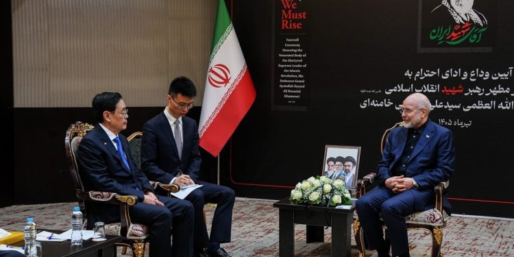 قالیباف در دیدار با مقام چینی: اجازه هیچ‌گونه دخالت به امریکا در تنگه هرمز را نمی‌دهیم