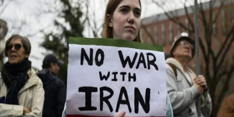 نتایج نظرسنجی آسوشیتدپرس و مرکز پژوهشی NORC: حدود دو سوم بزرگسالان آمریکایی معتقد هستند که جنگ با ایران، سودمند نبوده/ از هر ده شهروند آمریکایی، ۳ نفر میگویند واشنگتن باید عملیات نظامی را متوقف کند؛ ۲ نفر هم خواهان ادامه جنگ هستند
