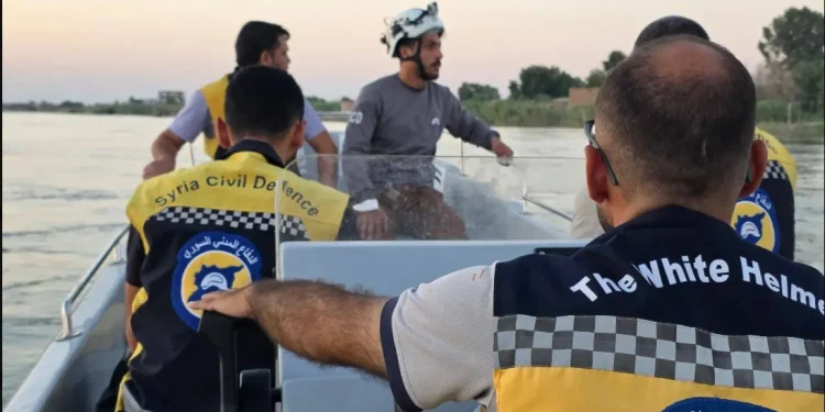 مرگ تلخ 2 کودک و نجات 15 نفر در پی غرق شدن قایق مسافربری در رودخانه فرات سوریه