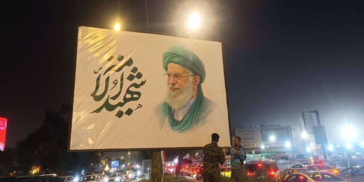 کربلا آماده تشییع شهید آیتالله خامنهای؛ آغاز ورود زائران و استقبال رسمی از خانواده او