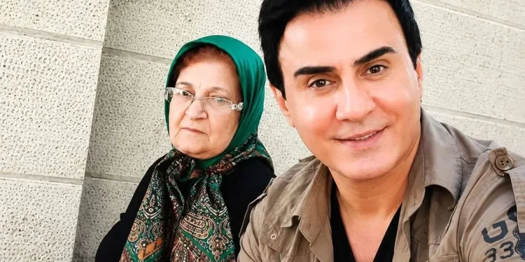 ببینید/ بی‌قراری داریوش فرضیایی هنگام وداع با مادرش در بهشت زهرا (س)