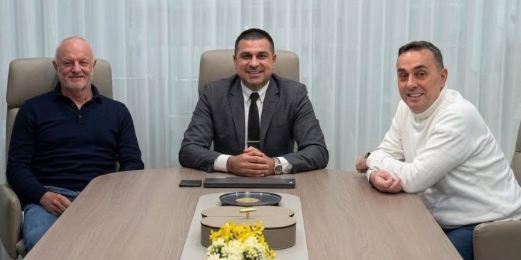 تمدید قرارداد سرمربی استرالیایی عراق در مراحل پایانی/ تکذیب مذاکره با مربیان جایگزین