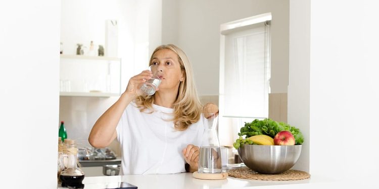 اگر صبح‌ها اول سراغ قهوه می‌روید، متخصصان یک توصیه متفاوت دارند