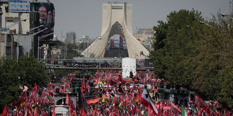 راستیآزمایی یک ادعا؛ آیا حضور ۱۵ میلیون نفر در مراسم «وداع با خامنهای» در تهران ممکن است؟