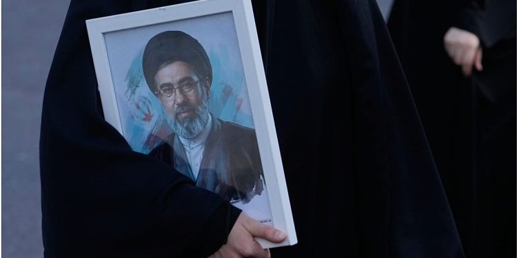 غایب بزرگ بحران؛ آیا پنهان شدن شخص اول یک کشور مانند مجتبی خامنه‌ای در جهان سابقه دارد؟
