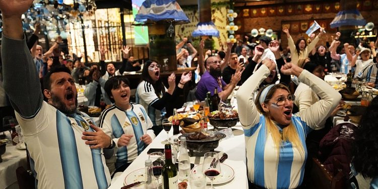 صعود تیم مسی به نیمهنهایی جام جهانی؛ جشن هواداران آرژانتین