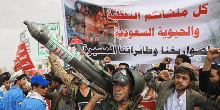 حوثیها از حمله به دو نفتکش عربستان خبر دادند؛ ریاض اصابت به یکی از کشتیها را تایید کرد