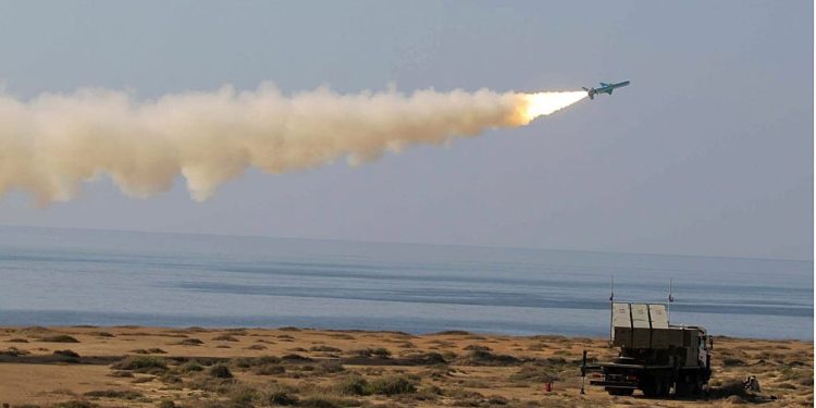 رویترز: ایران به زودی از چین سامانه‌های موشکی دوش‌پرتاب تحویل می‌گیرد