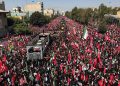 عبور تابوت علی خامنهای از میان هزاران عزادار در شهر مقدس نجف عراق