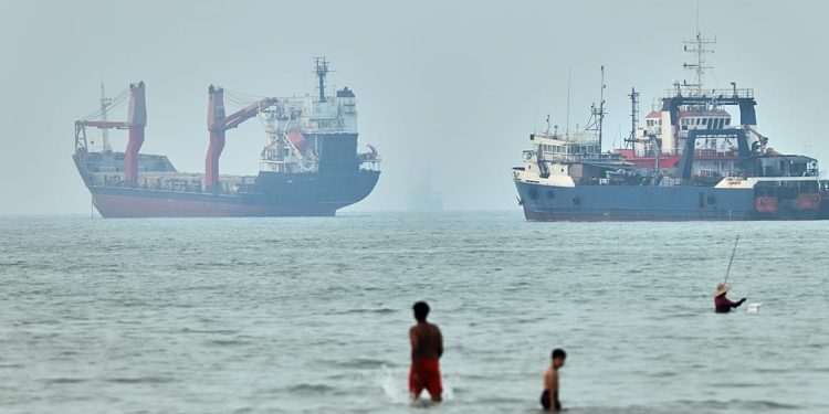سقوط قیمت نفت همزمان با توقف حملات آمریکا و ایران در تنگه هرمز