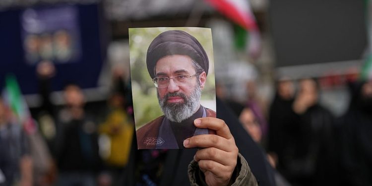 عبور پسر از فتوای پدر؟ نیویورکتایمز: مجتبی خامنهای تمایل بیشتری به دستیابی به سلاح هستهای دارد