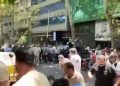 نیروهای امنیتی ایران برای متفرق کردن رانندگان تاکسی معترض اقدام به شلیک گاز اشکآور کردند