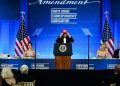 شرکت ترامپ در ضیافت دوباره خبرنگاران کاخ سفید با کلاه قرمز نامزدی در انتخابات ریاستجمهوری ۲۰۲۸