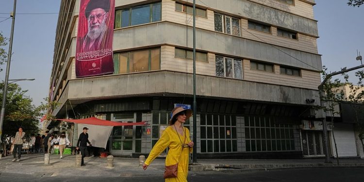 جمهوری اسلامی پس از خامنهای پدر به کدام سو میرود: نوزایی راهبردی یا ادامه همان بازی قدیمی؟